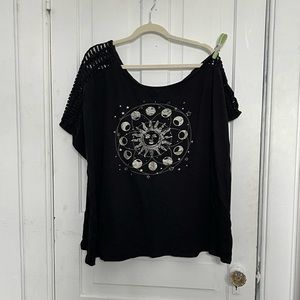 Black moon and sun slub jersey cutout off shoulder tee, torrid size 5
